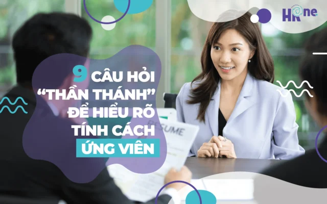 Ứng viên mặc áo trắng đang ngồi phòng vấn cùng nhà tuyển dụng