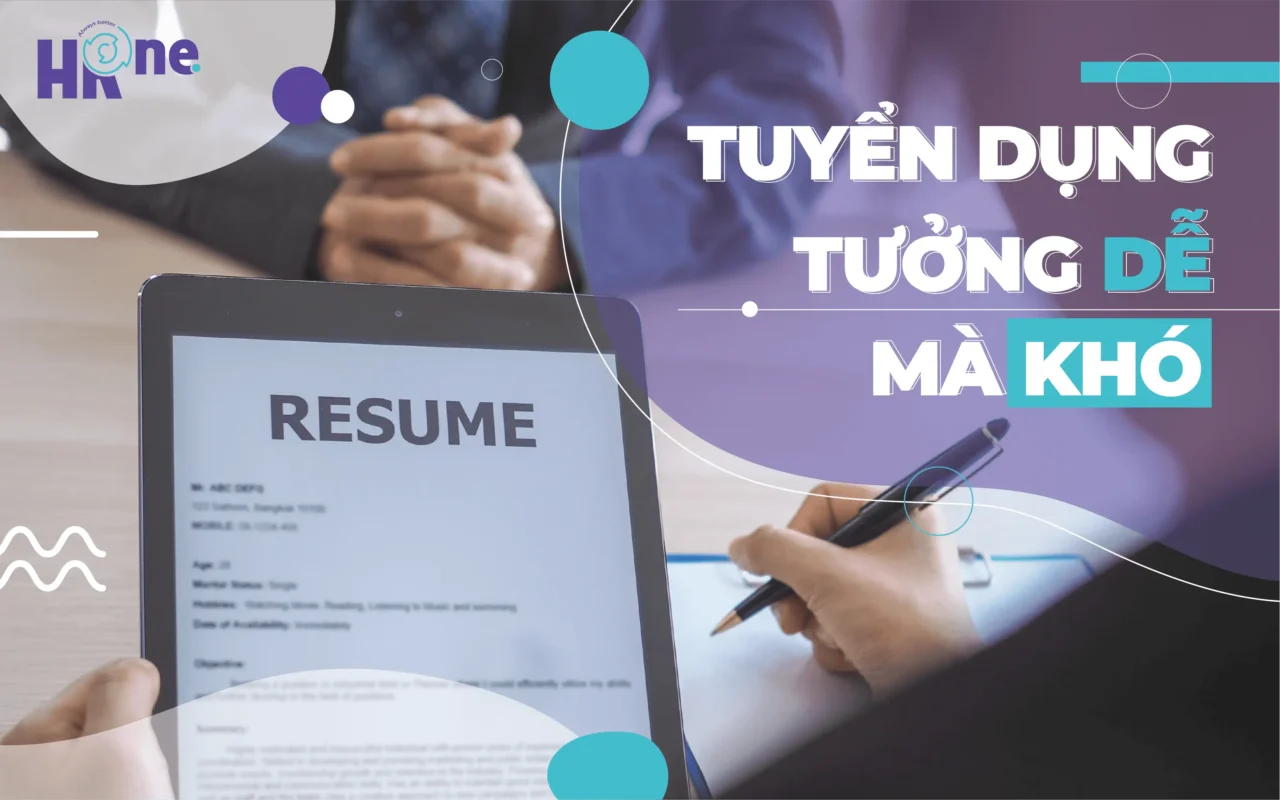 Cận cảnh bàn tay nhà tuyển dụng cầm CV