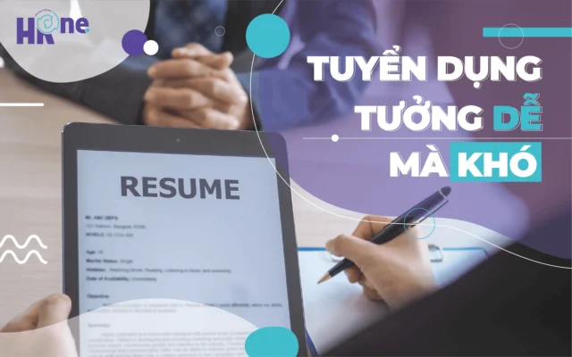 Cận cảnh bàn tay nhà tuyển dụng cầm CV